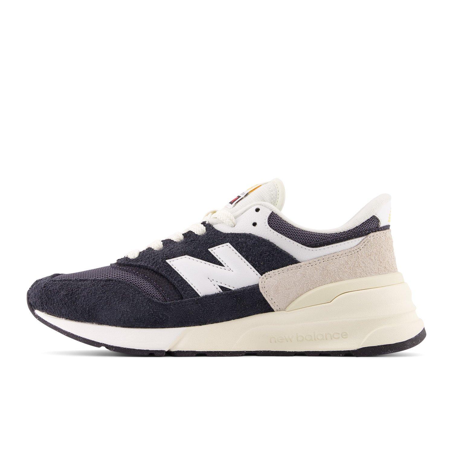 New Balance 977R Trainers