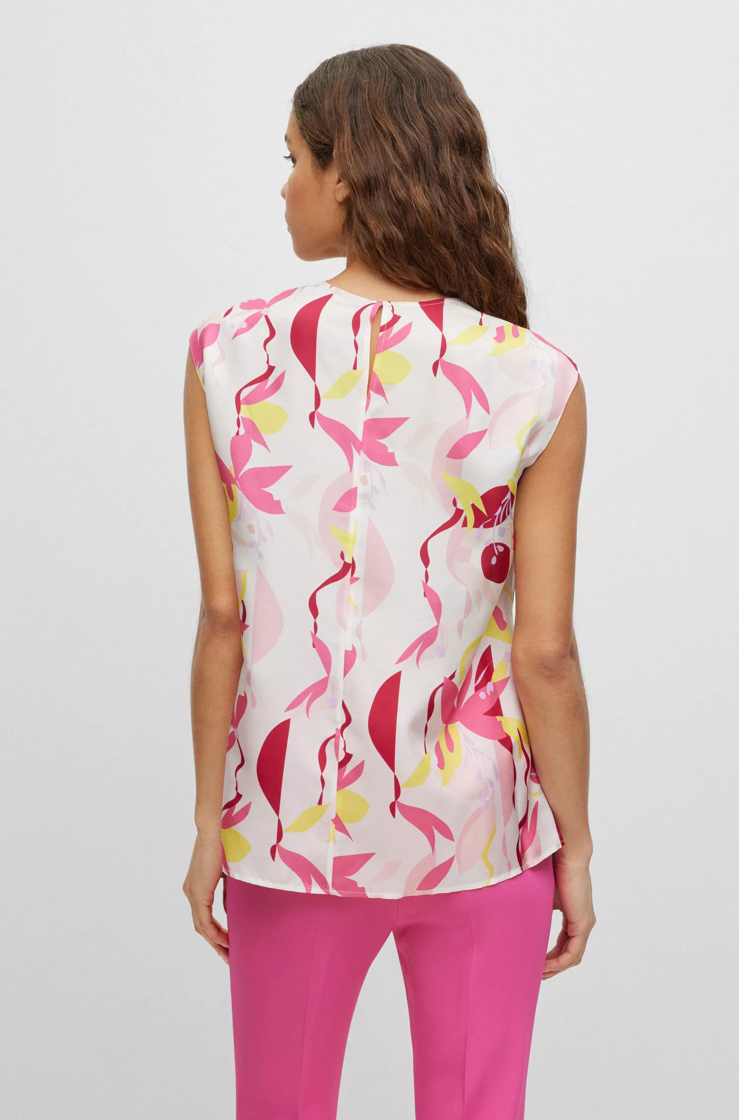 Top BOSS preto de modelagem relaxada em seda com estampa floral.