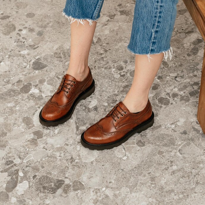 Derbies à lacets et semelles crantées  en cuir cognac