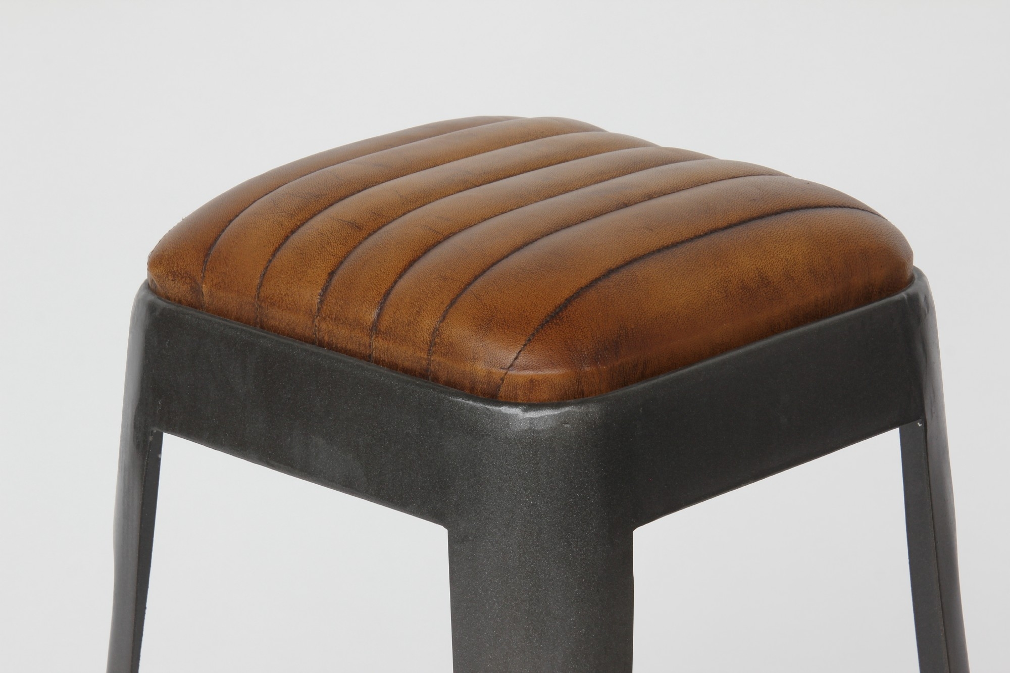 Barhocker 'Tank', schwarz, cognac, T 40 cm, B 40 cm, H 76 cm von fischer's lagerhaus