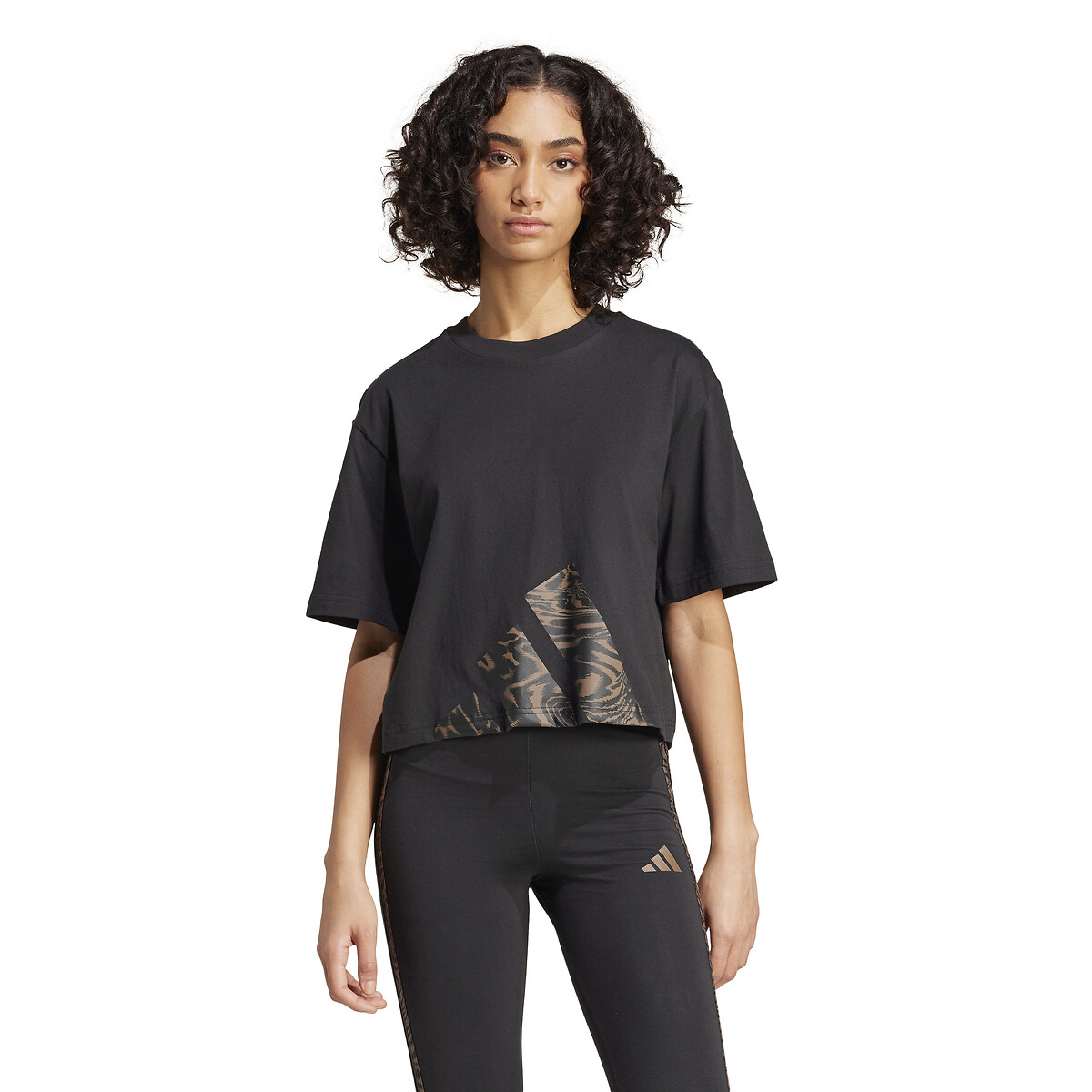 ADIDAS ROUPAS ESPORTIVAS<br>Camiseta folgada com 3 listras e estampa animal
