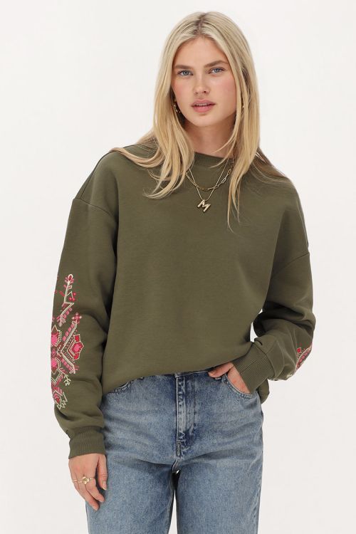 Donkergroene sweater met roze embroidery