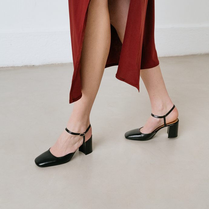 Babies à talons et bouts carrés  en cuir noir