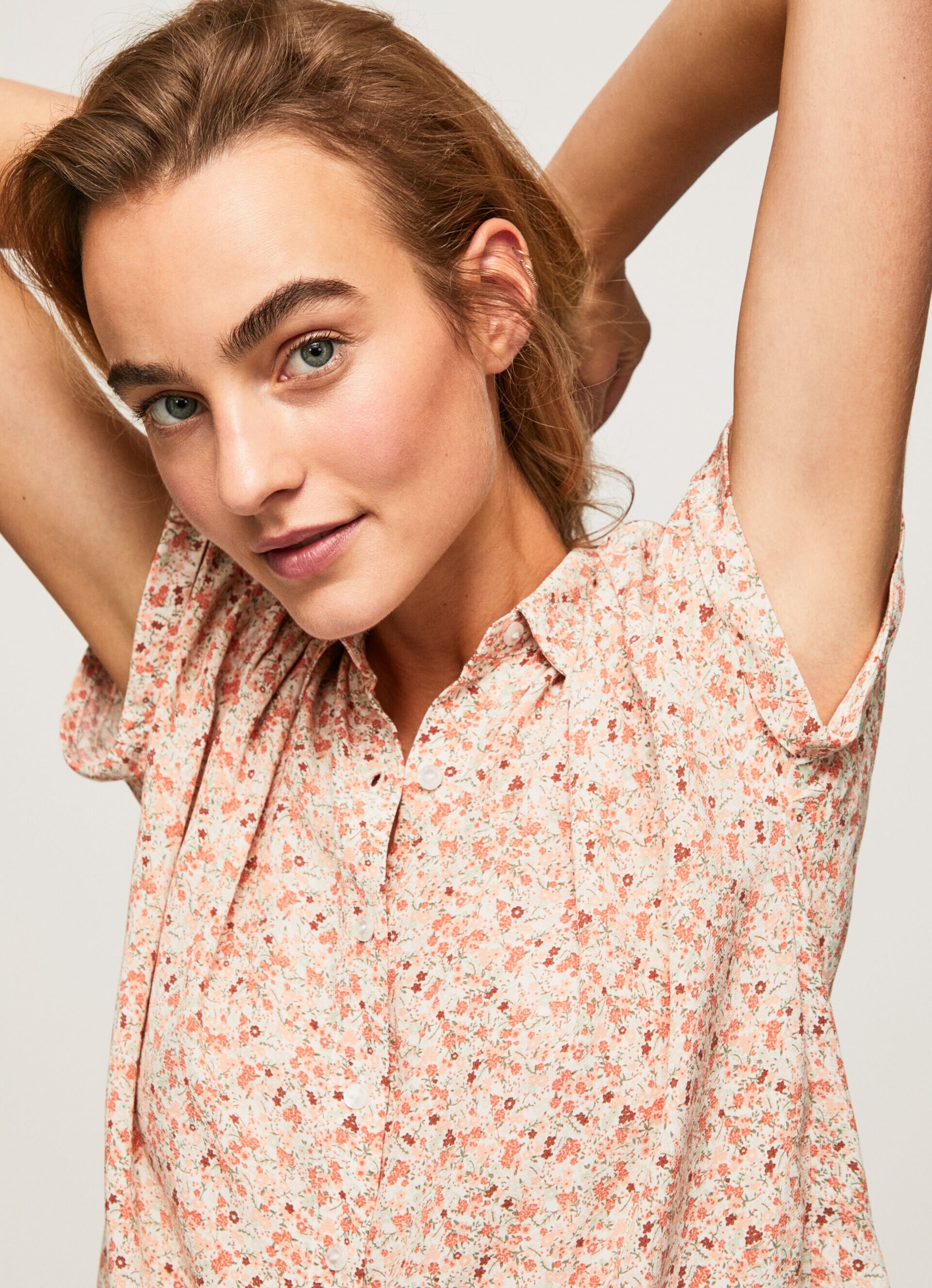 CAMISA FLORAL DE MANGA CURTA - multicolorida