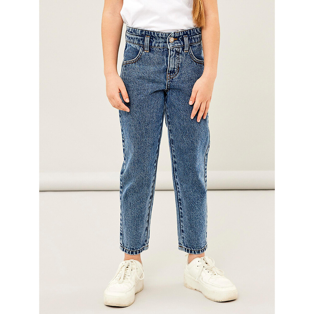 DÊ UM NOME A ISSO<br>Jeans Mom, folgado e sem graça
