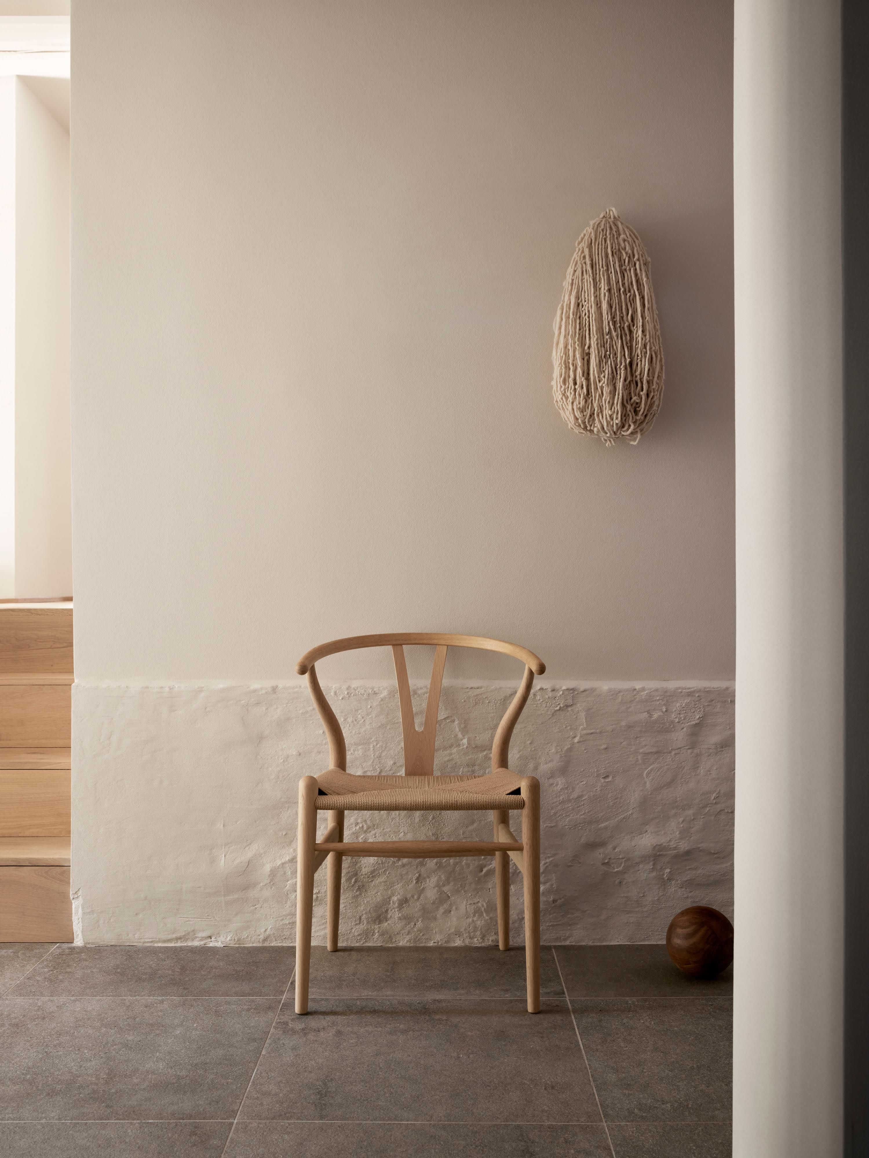Houten stoel CH24 Wishbone Chair met handgevlochten zitvlak