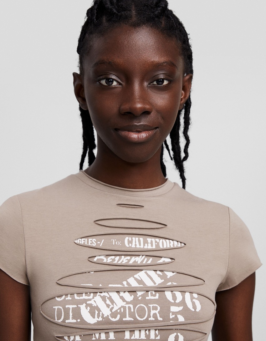 Camiseta de manga curta com camada dupla, costuras e estampa.