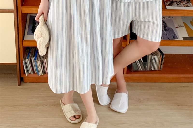 Tanee - Bijpassende pyjamajurk met spaghettibandjes, V-hals, strepen en strik / shirt met korte mouwen en kraag / shorts / set