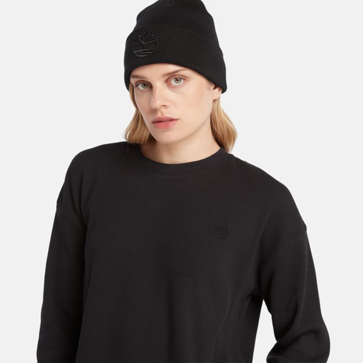 Camiseta feminina de manga comprida com textura waffle na cor preta.