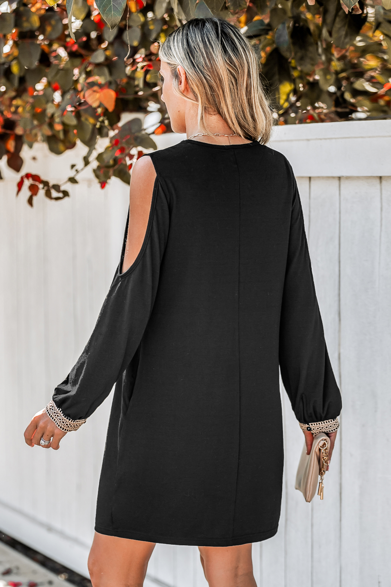 Robe mini à col en V en broderie
