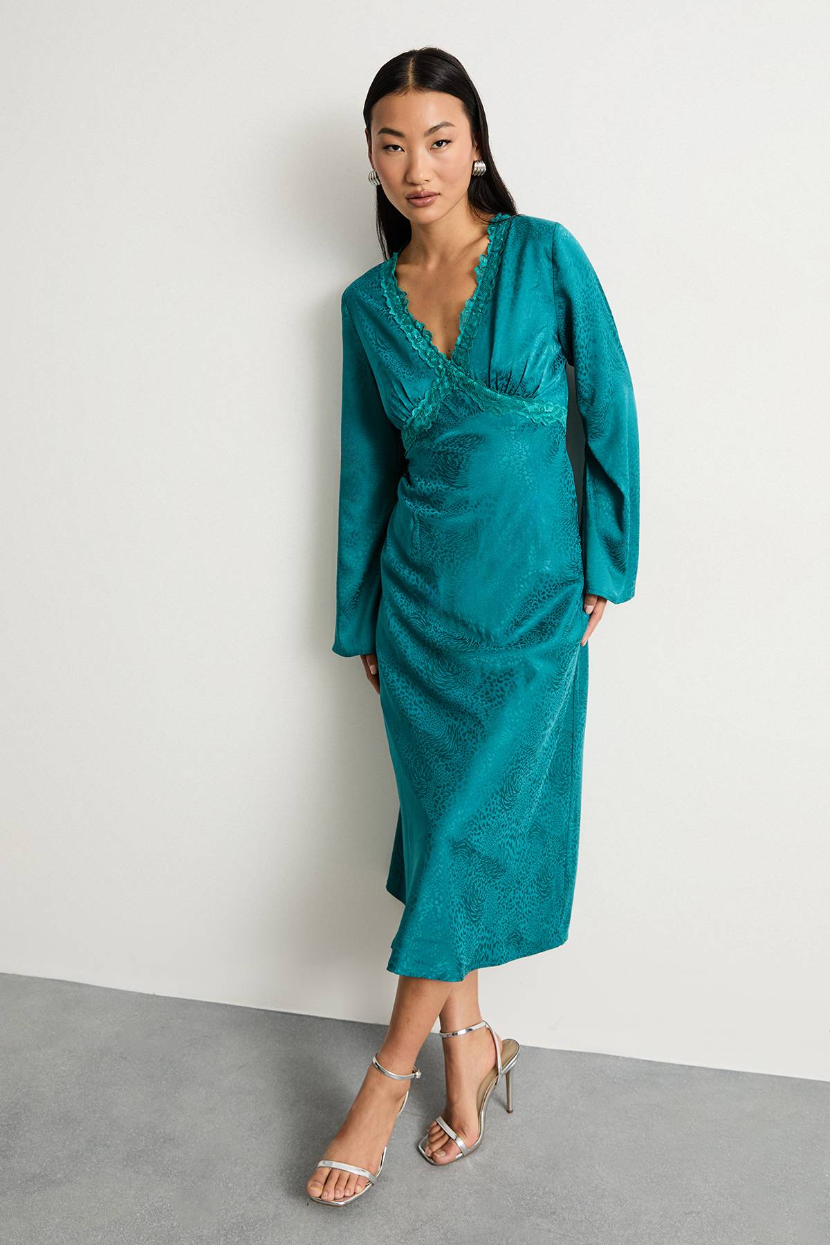 Warehouse Robe Midi Petite en Satin Jacquard avec Insertion de Dentelle et Godets