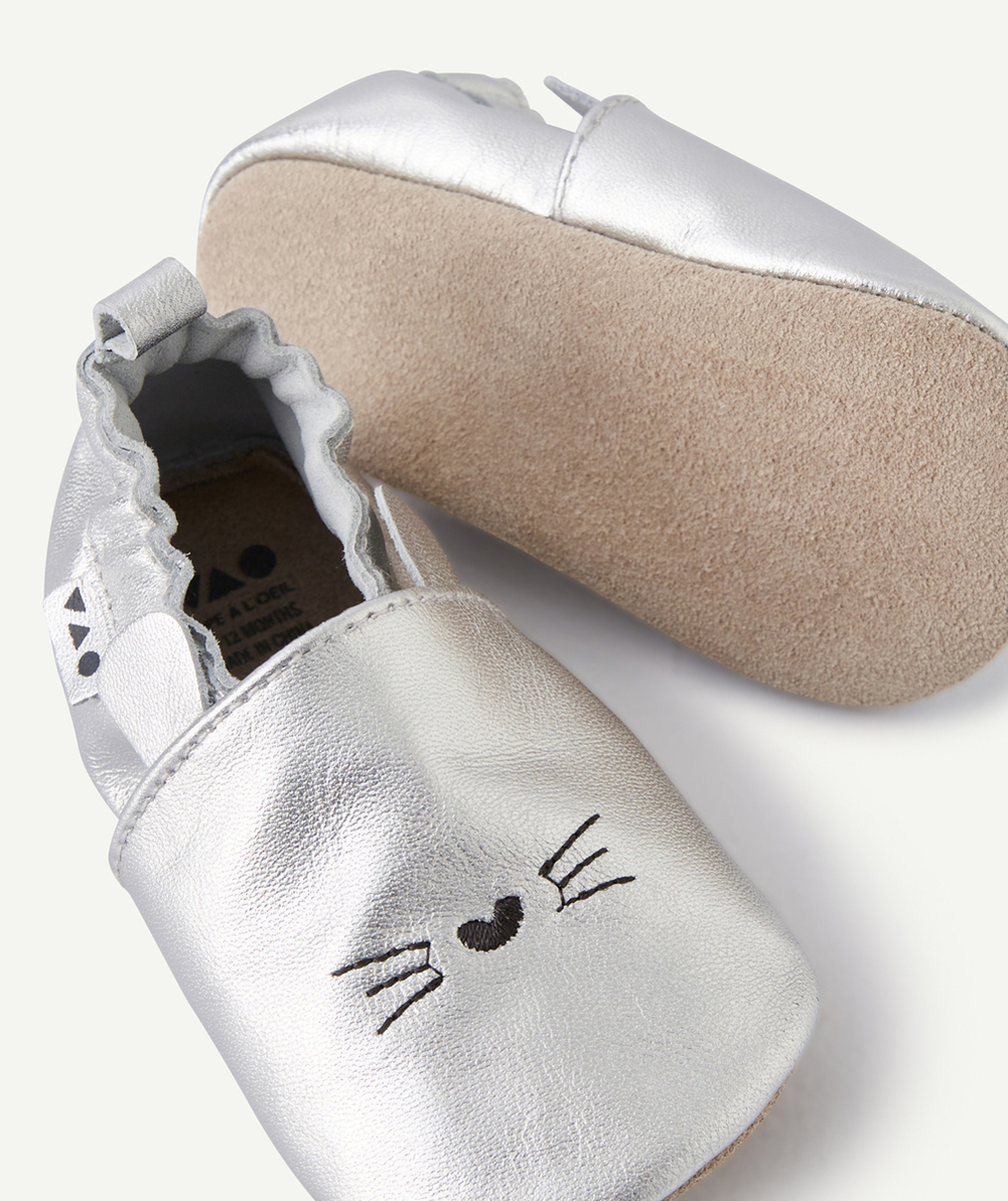 CHAUSSONS EN CUIR BÉBÉ FILLE COULEUR ARGENTÉE AVEC MOTIFS CHATS BRODÉS