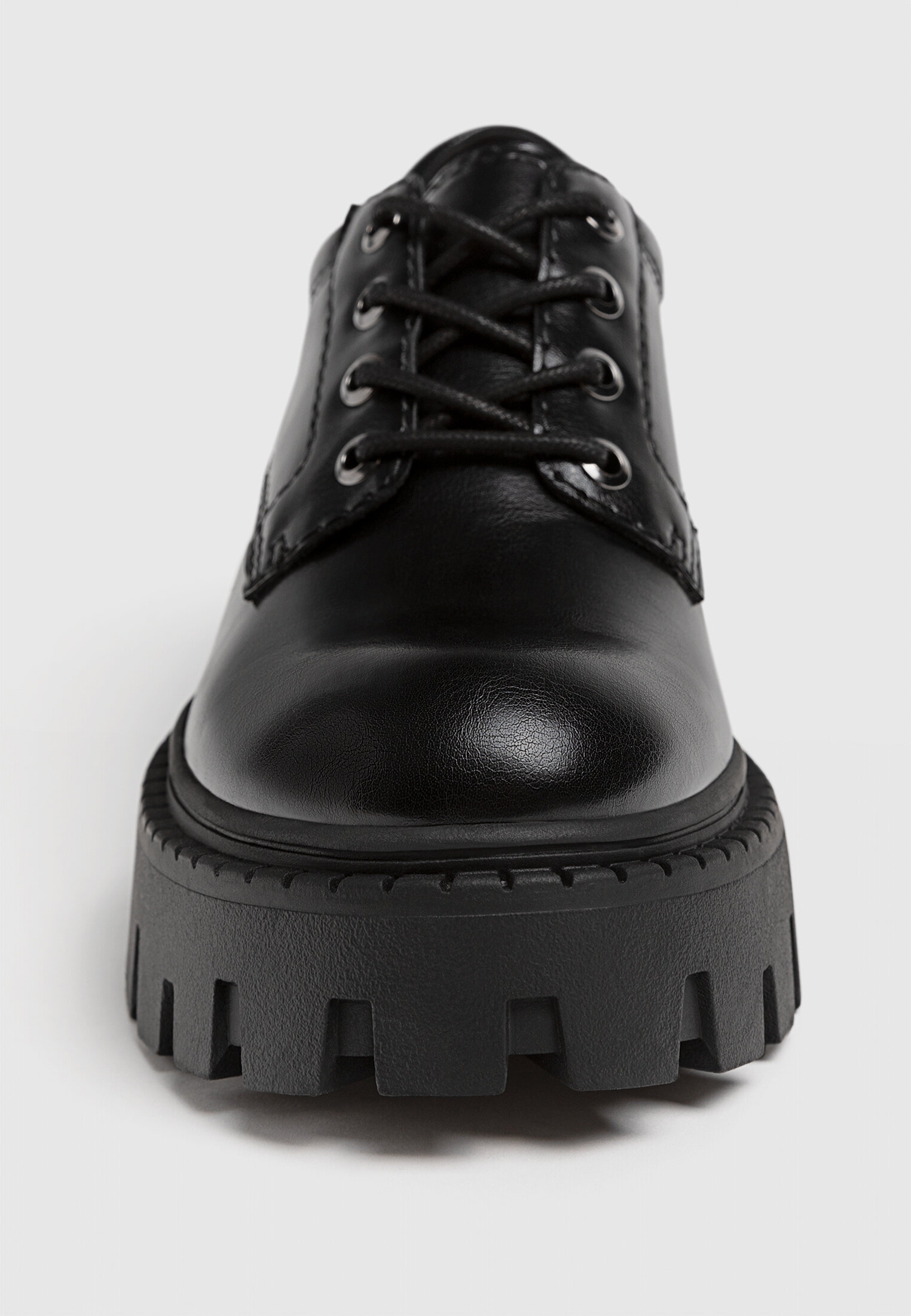 Sapatos baixos com cadarço e solado tratorado.