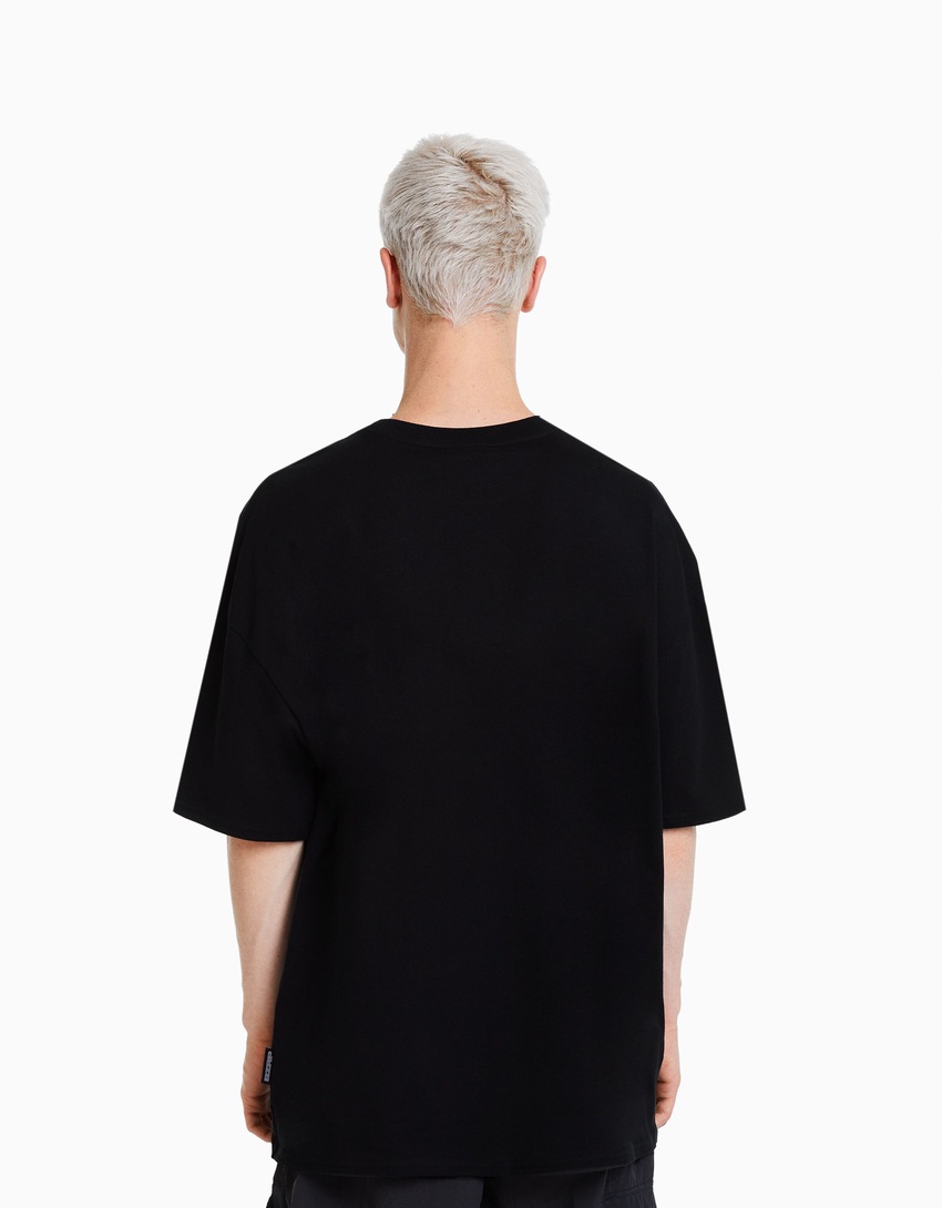 Camiseta de manga curta oversized com estampa BERSHKA ft. BIZARRAP