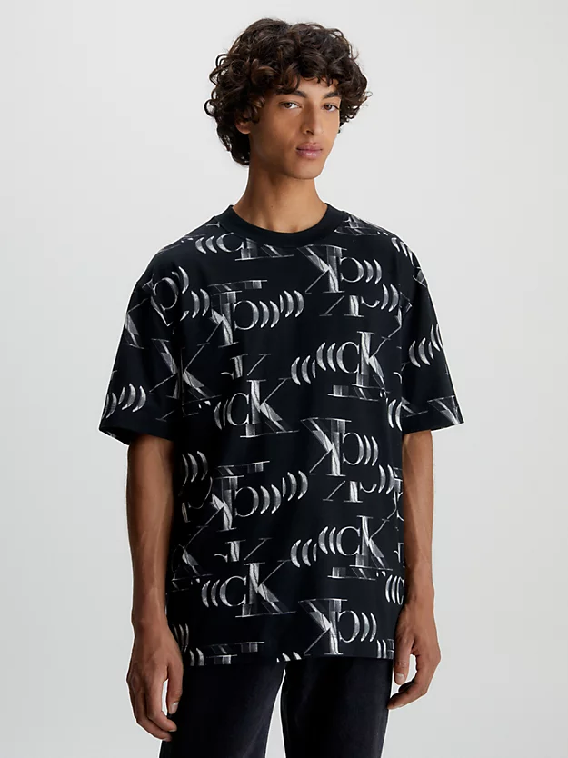 Camiseta de modelagem relaxada com logo estampado por toda a peça.