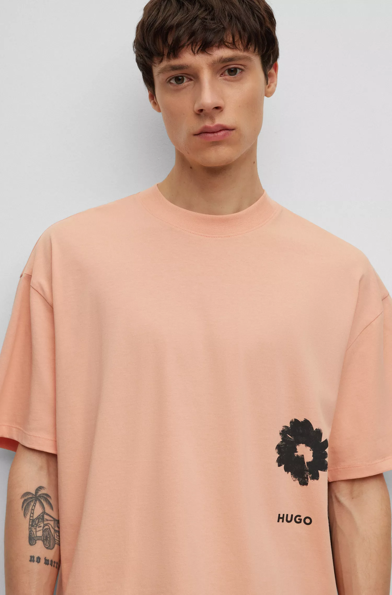 Camiseta HUGO vermelha em algodão orgânico com estampas de rabiscos.