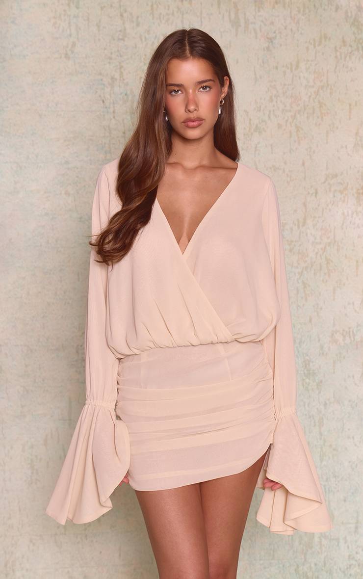 Crème Robe Courte En Mousseline À Col V Froncée