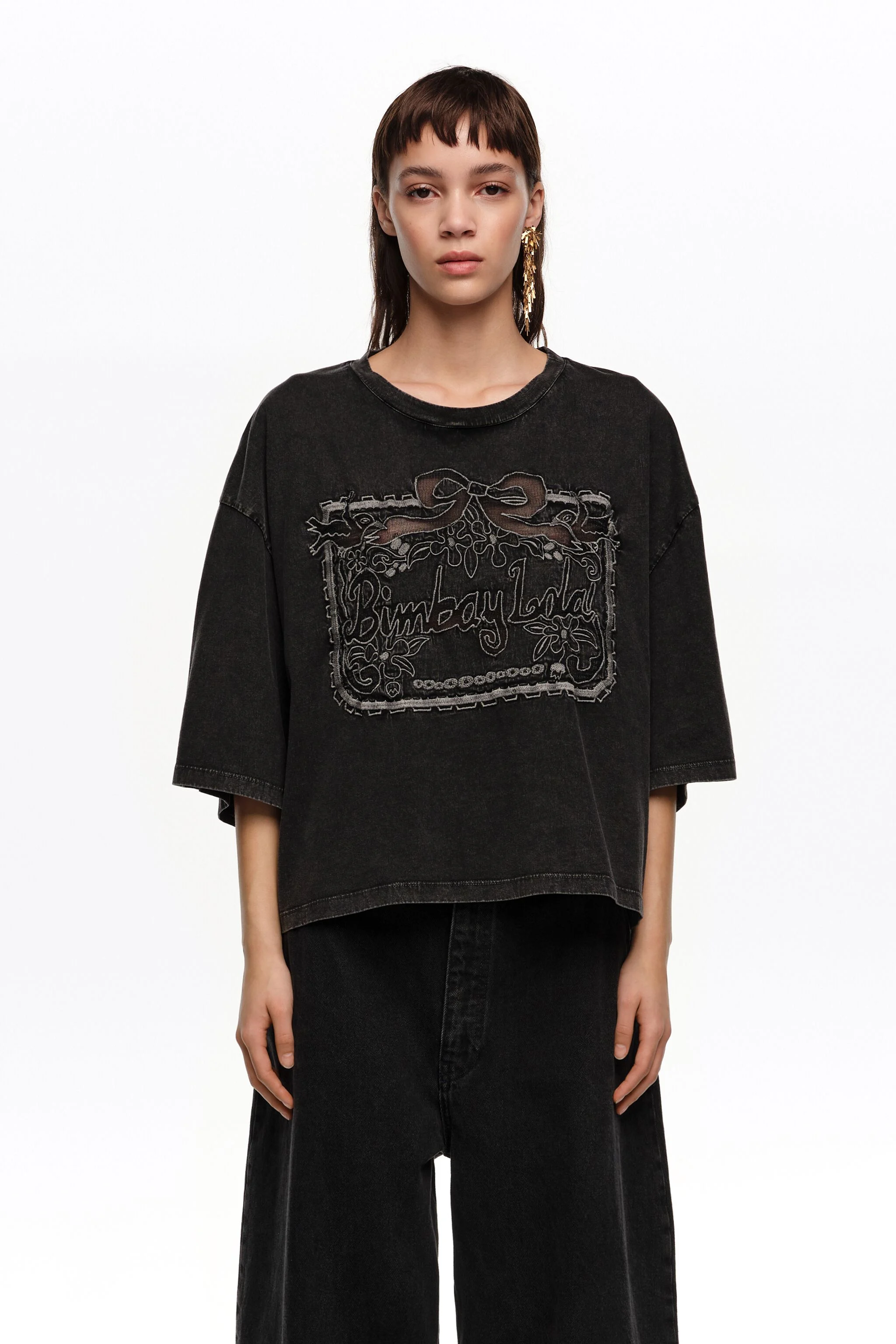 Camiseta preta desbotada com logotipo maxi broderie anglaise