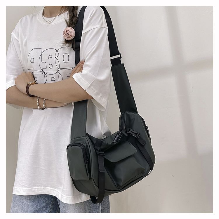 Hikuozy - Nylon crossbodytas met effen klep