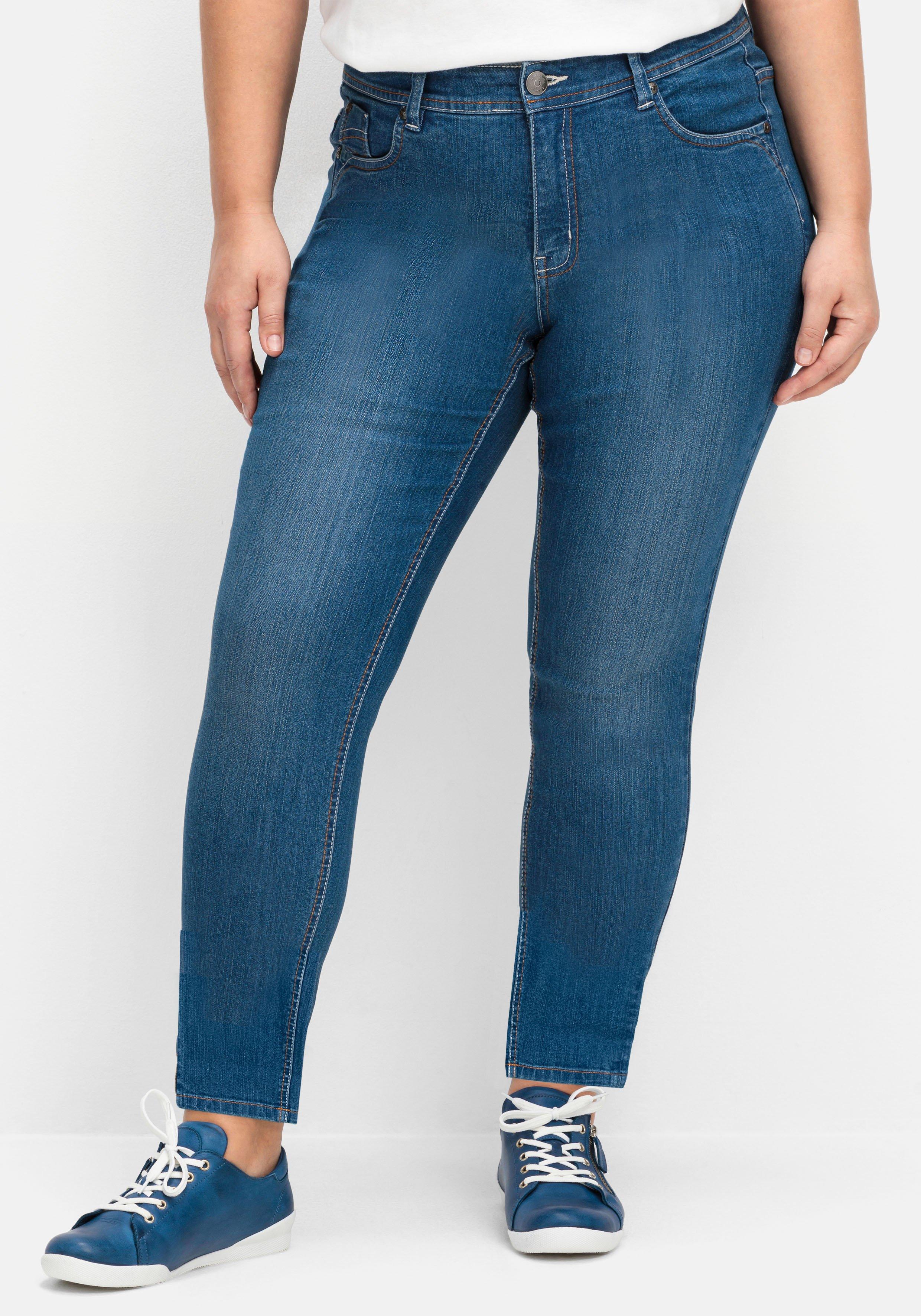 Schmale Jeans mit Kontrastnähten