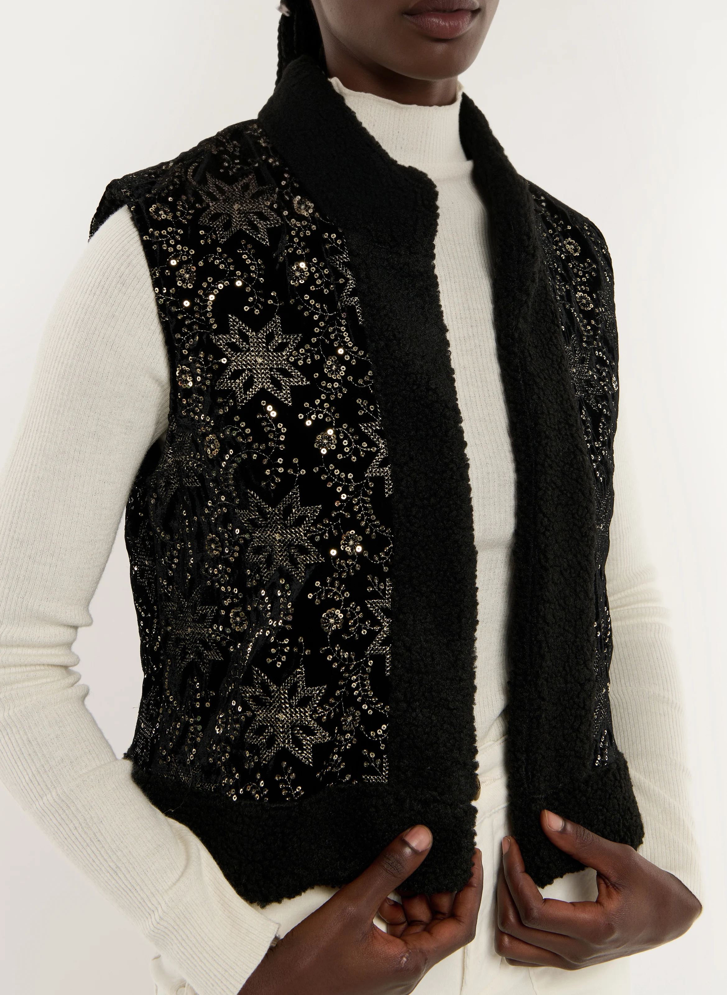 HEATHER - Gilet sans manches effet fourrure brodé | Noir
