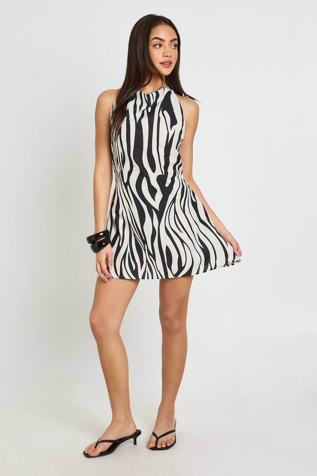 boohoo Robe Courte En Lin À Motif Zèbre Avec Encolure Américaine