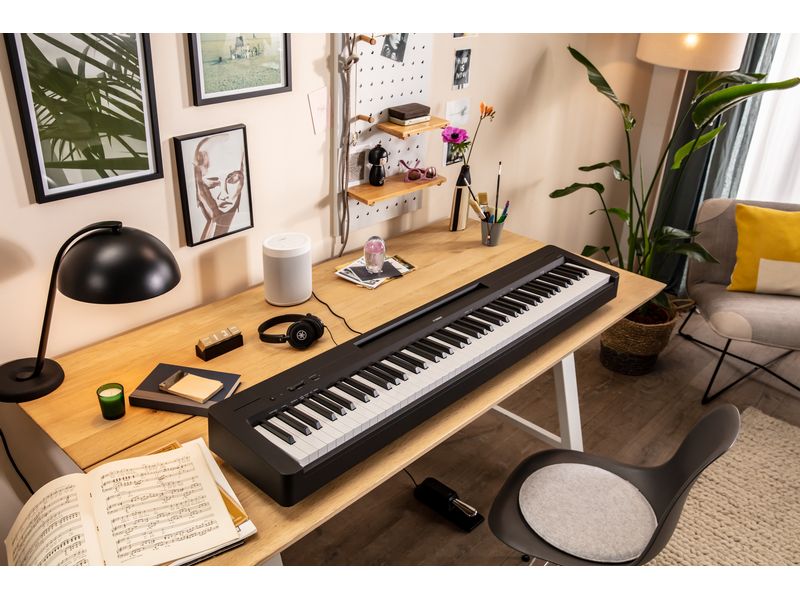 Yamaha E-Piano P-145BT Portables Piano mit 88 Tasten und Bluetooth