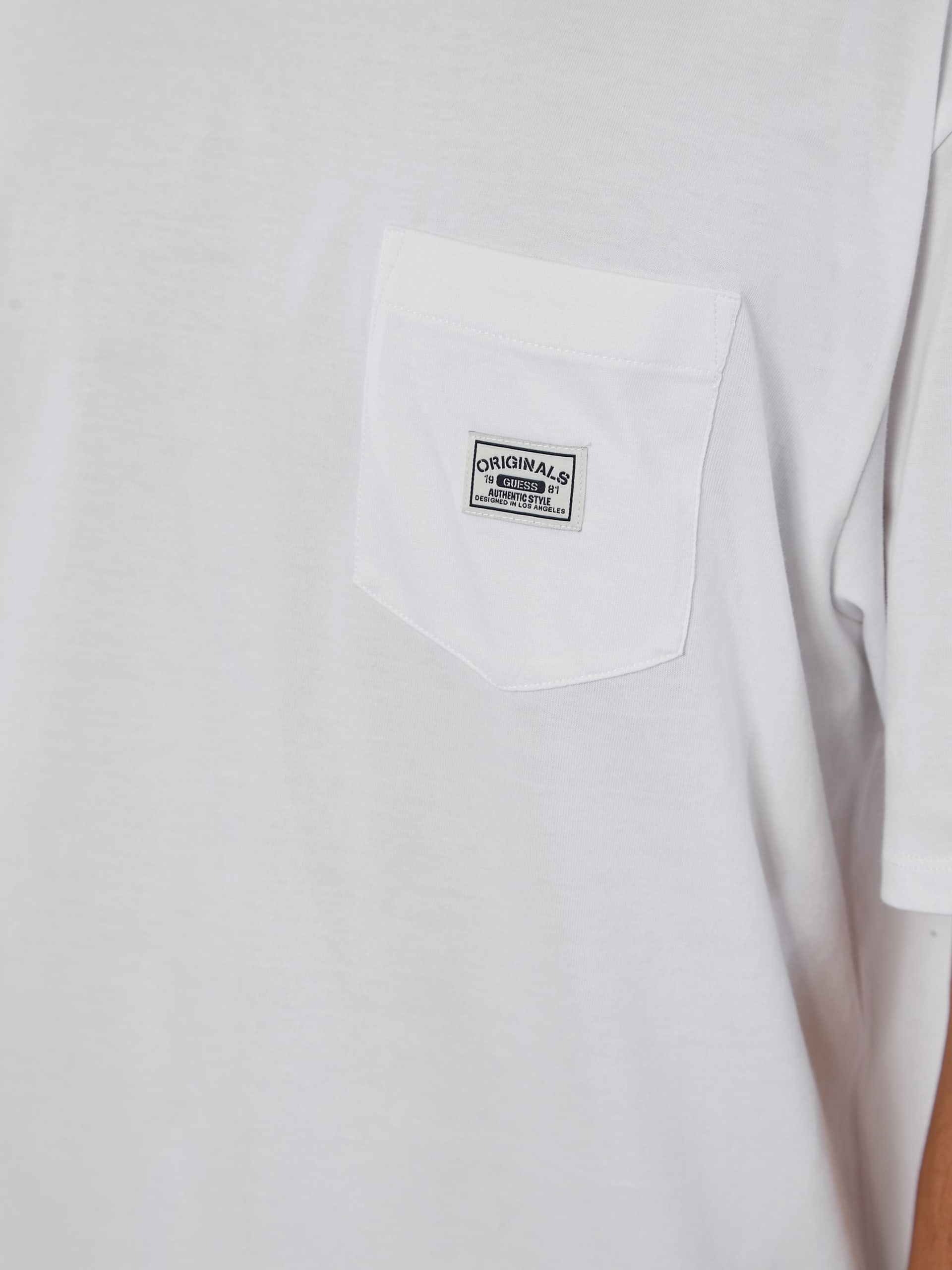 Camiseta GUESS Originals com Etiqueta Ecológica
