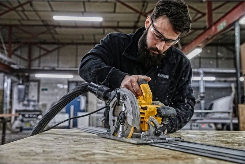 DeWALT Cirkelzaagmachine 1.600W 190mm - Inclusief Koffer en Geleiderail