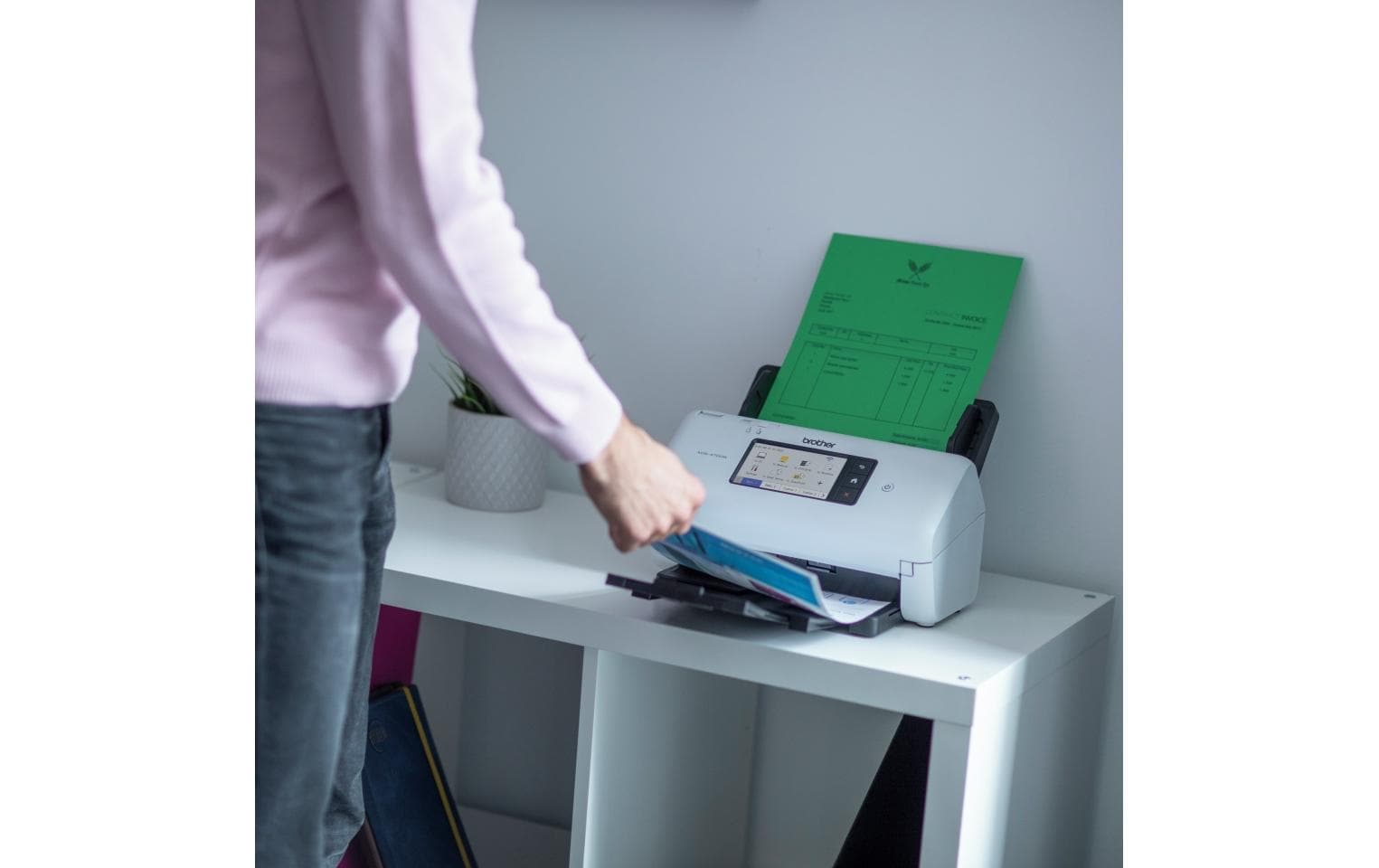 Dokumentenscanner ADS-4700W<br>Professioneller Dokumentenscanner mit LAN und WLAN