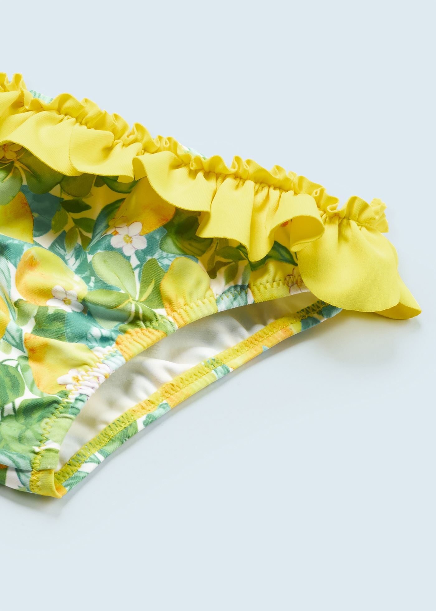 Conjunto de banho infantil de duas peças com camiseta e sunga.