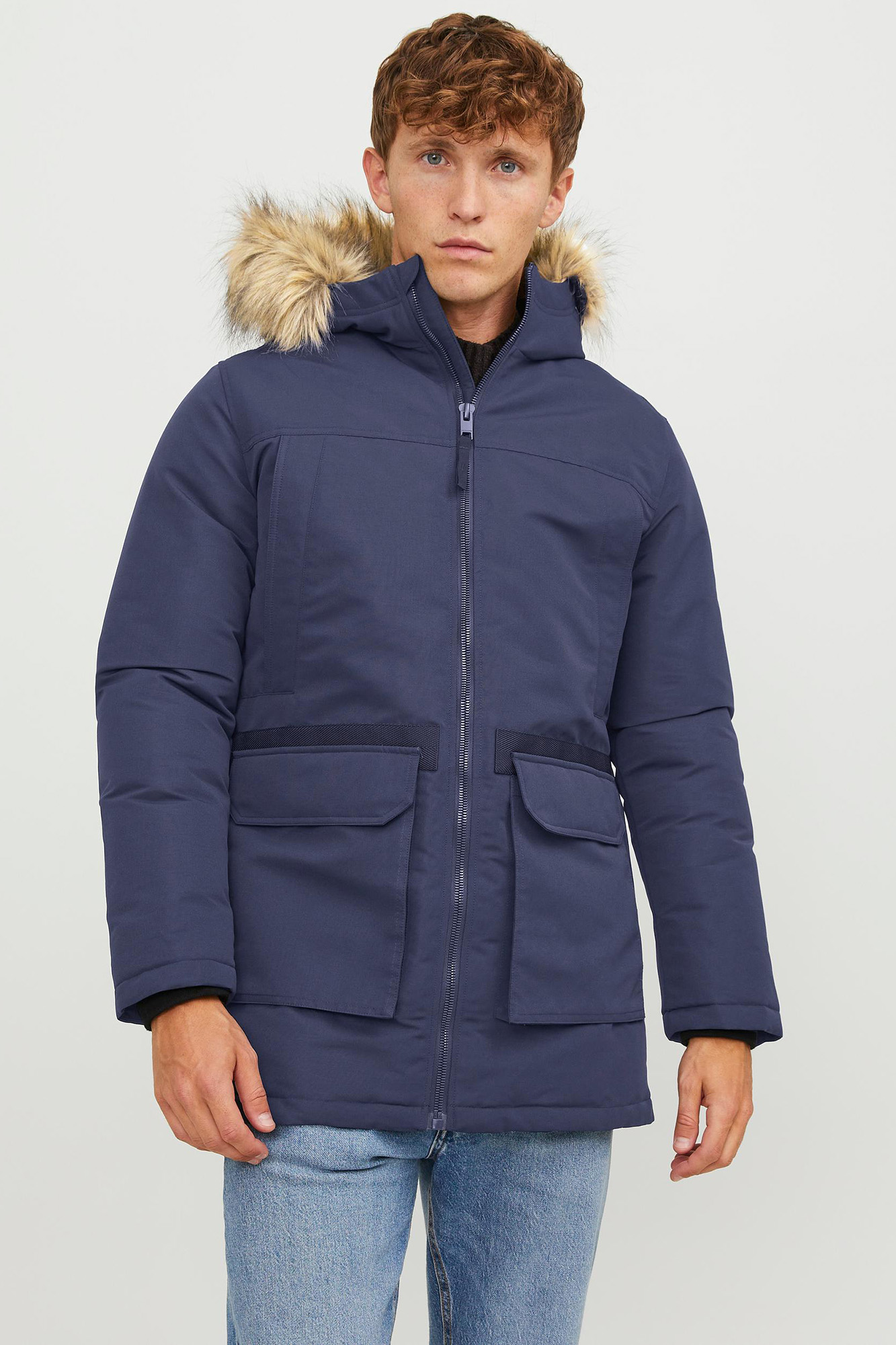 Parka com capuz e forro de penas