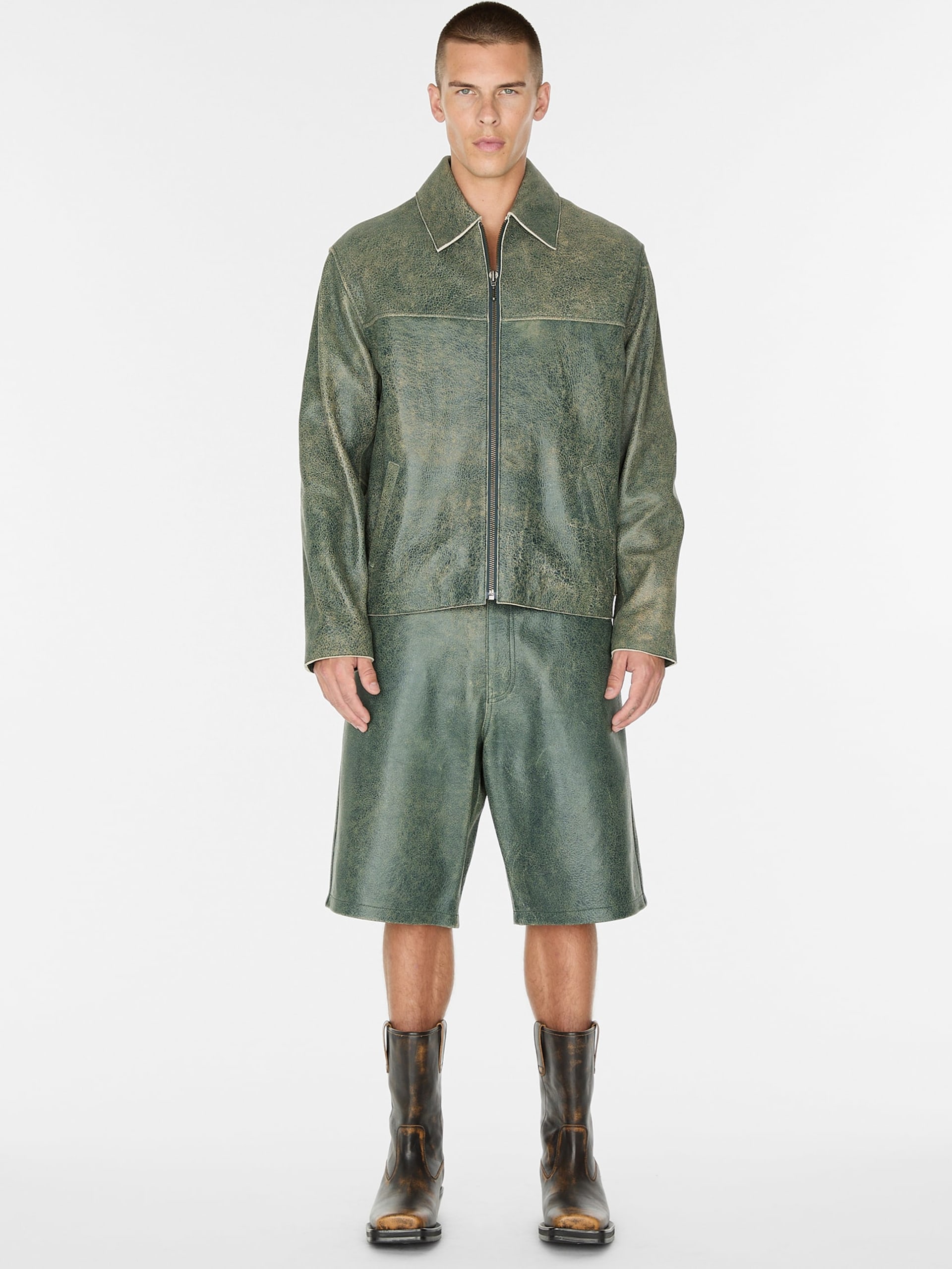 shorts de couro craquelado