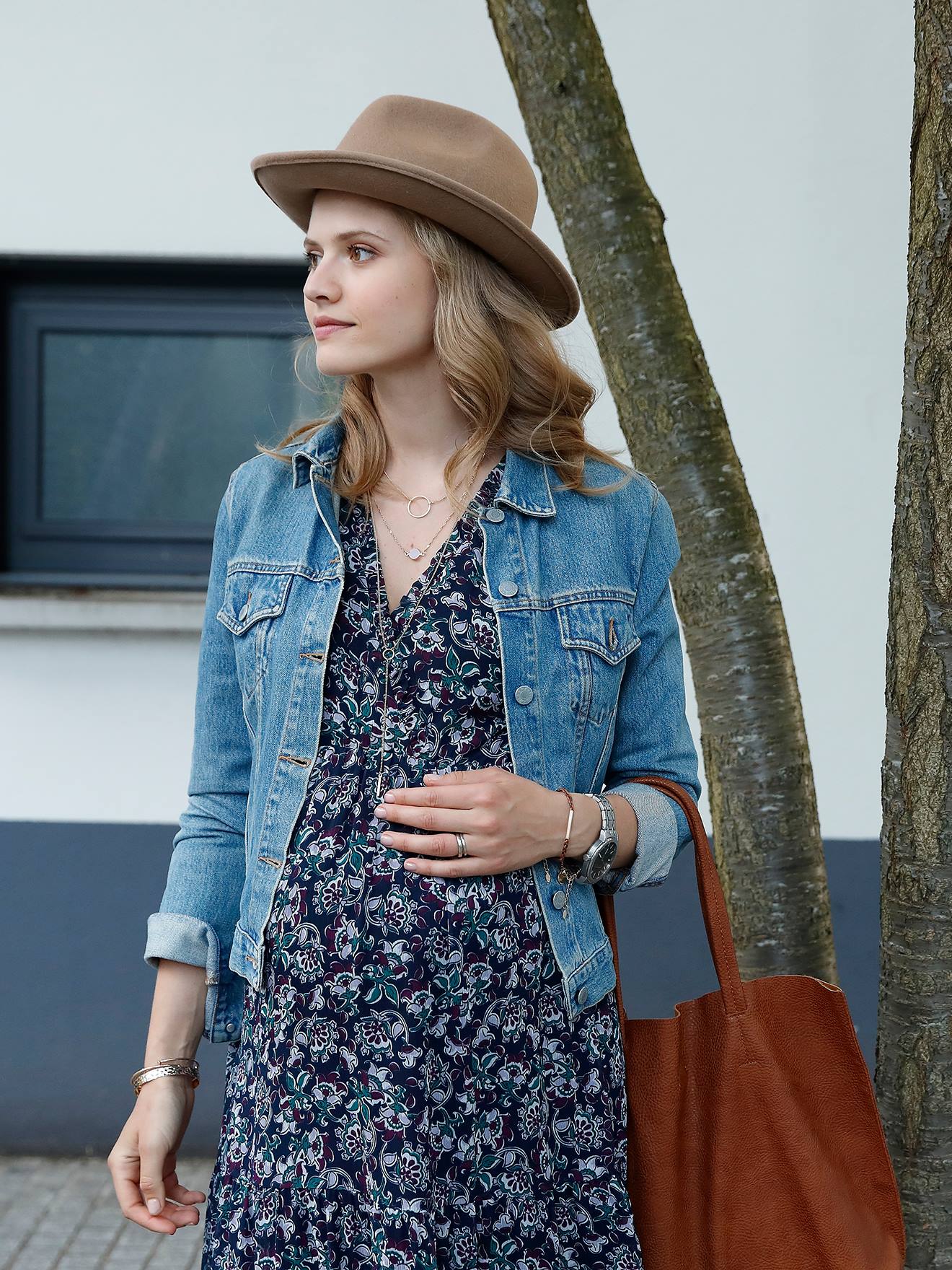 Vestido longo estampado em crepe para gestantes e lactantes, estampa azul médio.