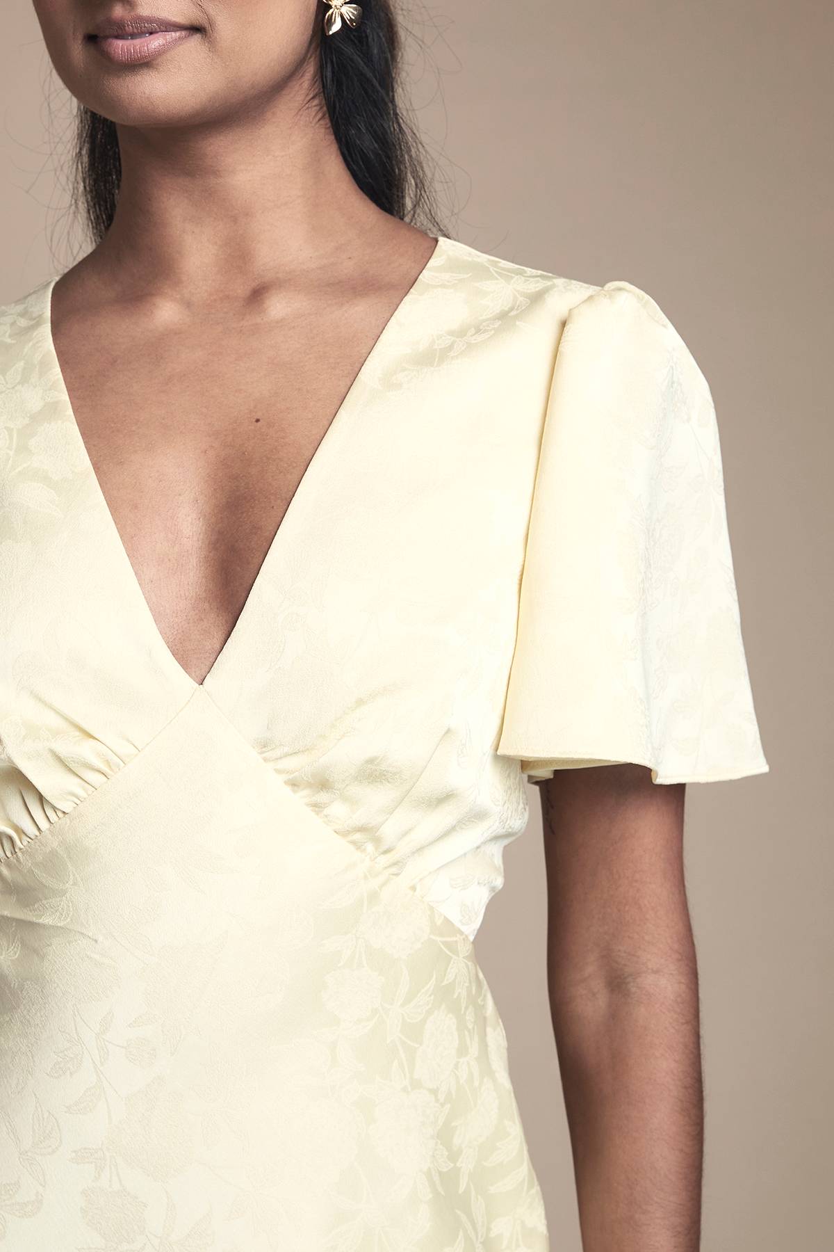 Oasis Robe Longue De Demoiselle D'honneur En Jacquard De Satin À Manches Ange