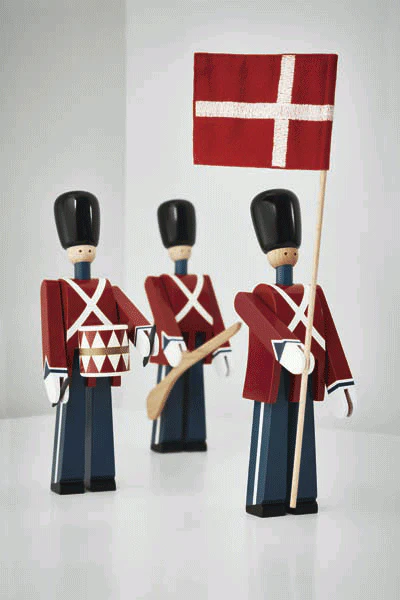 Kay Bojesen  Fanebærer med tekstilflag - H: 28,5 cm.