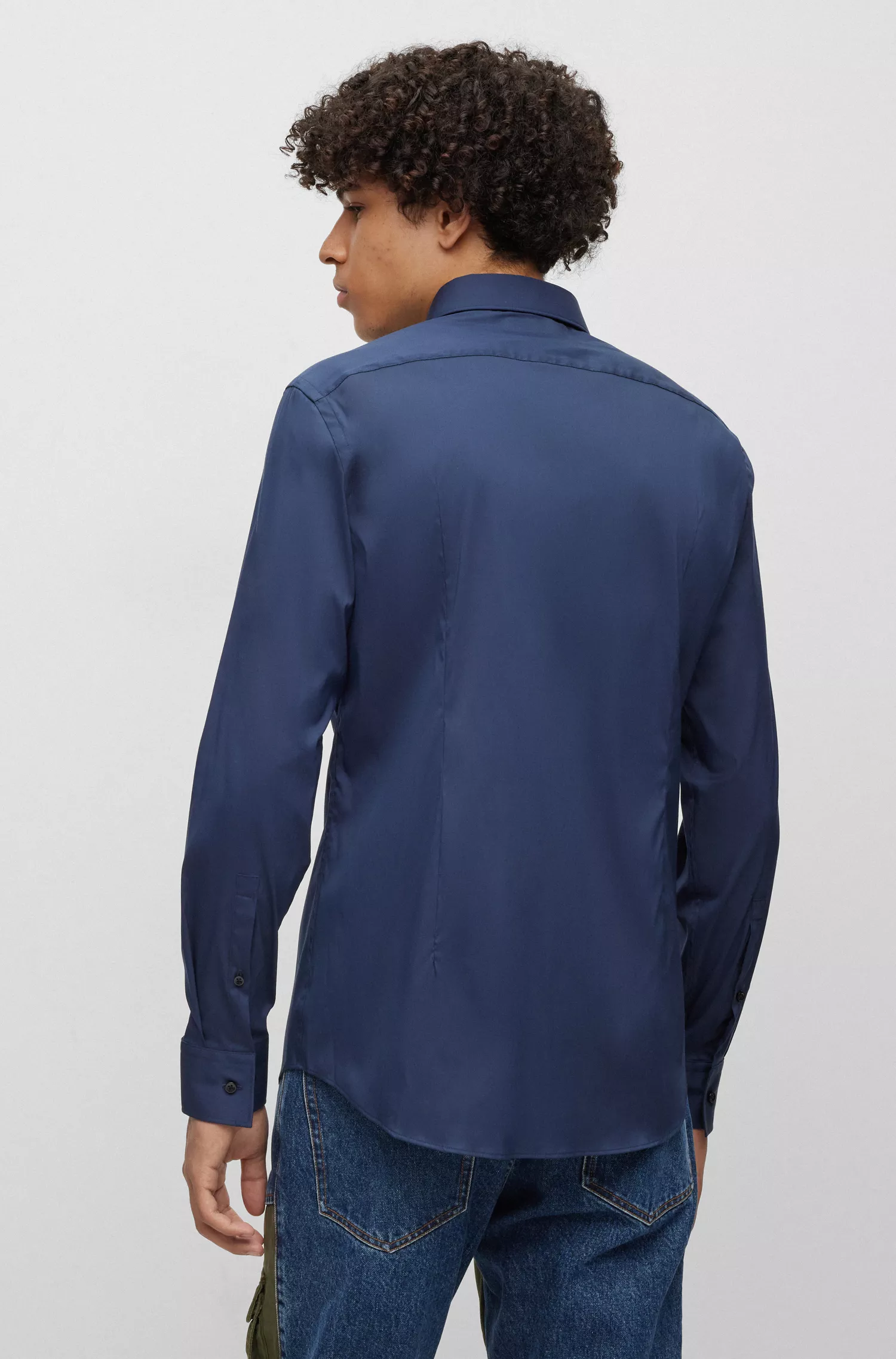Camisa HUGO vermelha, corte slim, em popeline de algodão misto.