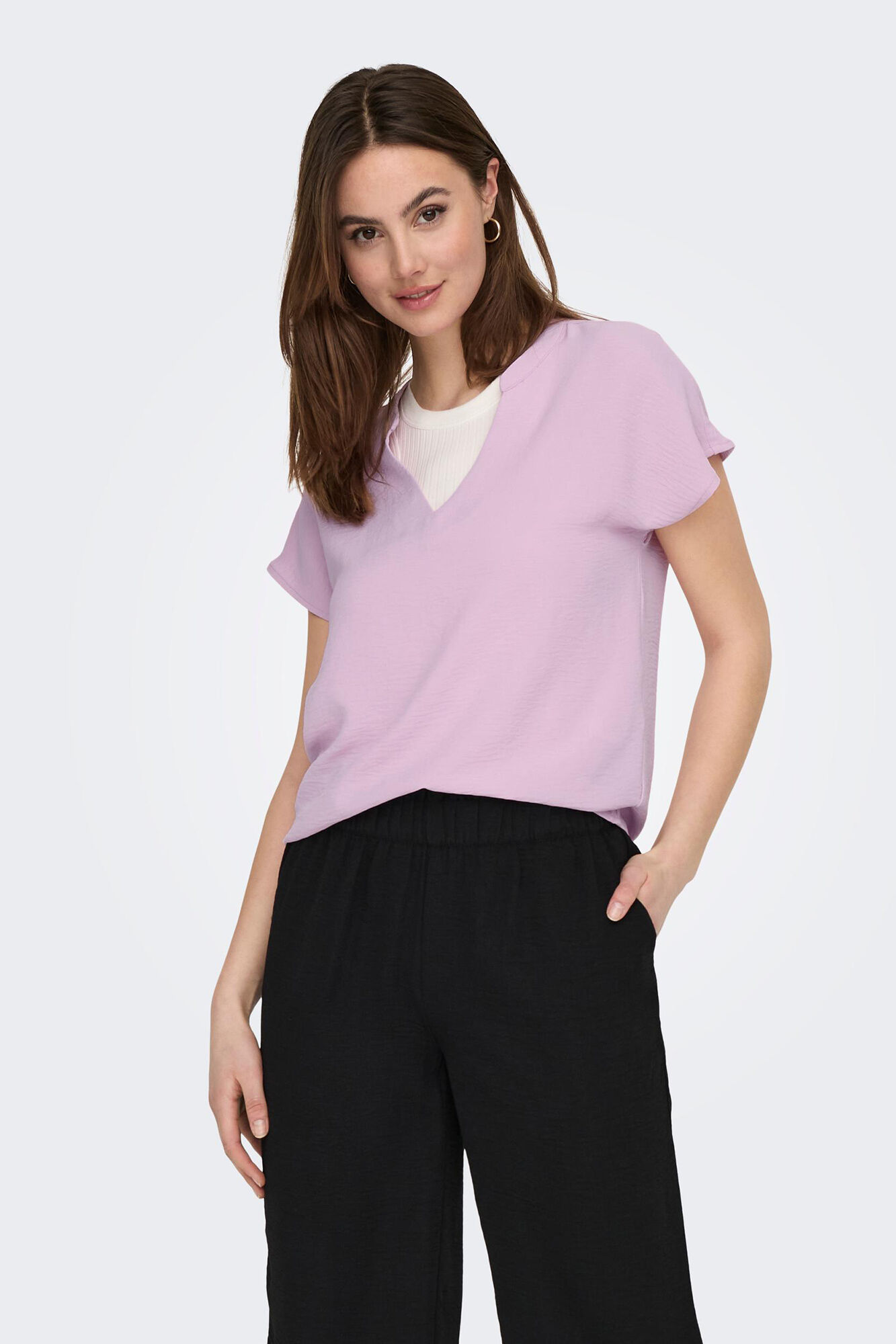 Blusa lisa com decote em V e mangas curtas.