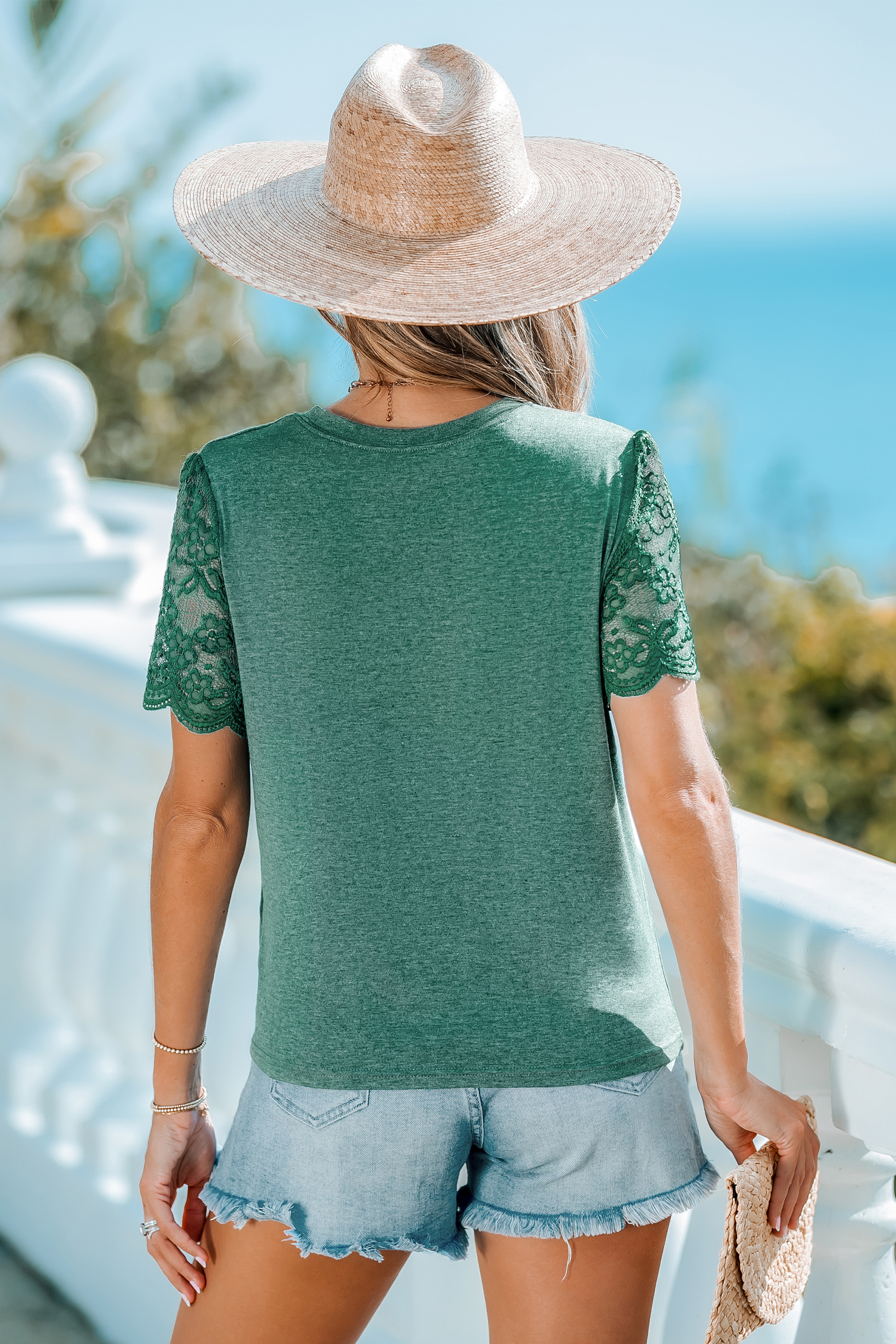 T-shirt à manches asymétriques en dentelle