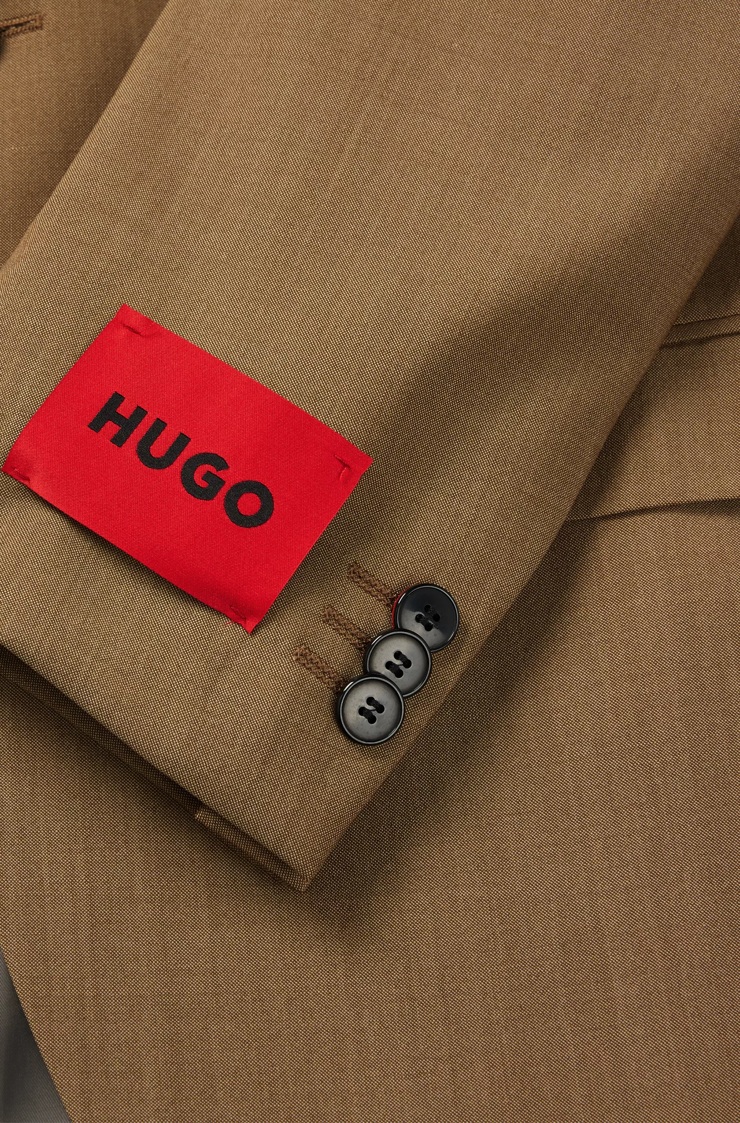 Terno HUGO vermelho, corte extra slim, em tecido com aparência de mohair.