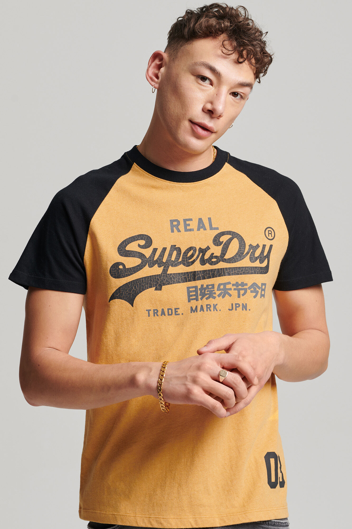 Camiseta de algodão orgânico com mangas raglan e logo vintage - dourada