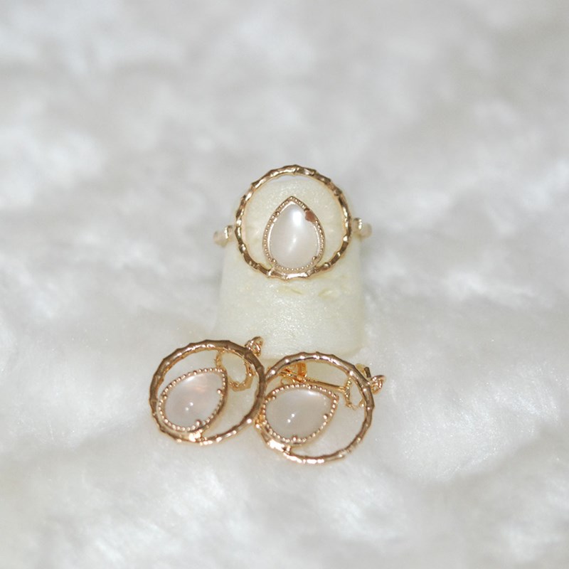 Boucles d'oreilles pierre de lune pendante ATHENEE - Bijoux Privés Discovery