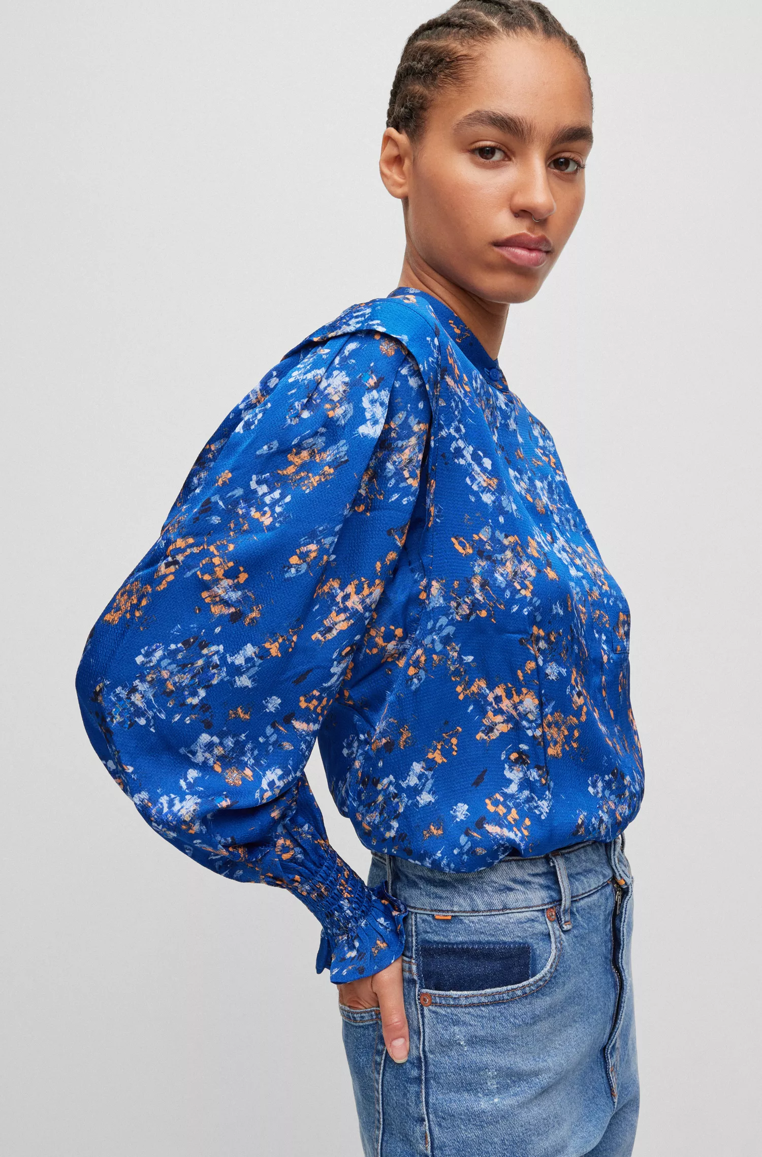 Blusa BOSS preta de corte regular com estampa da estação e fechamento oculto.