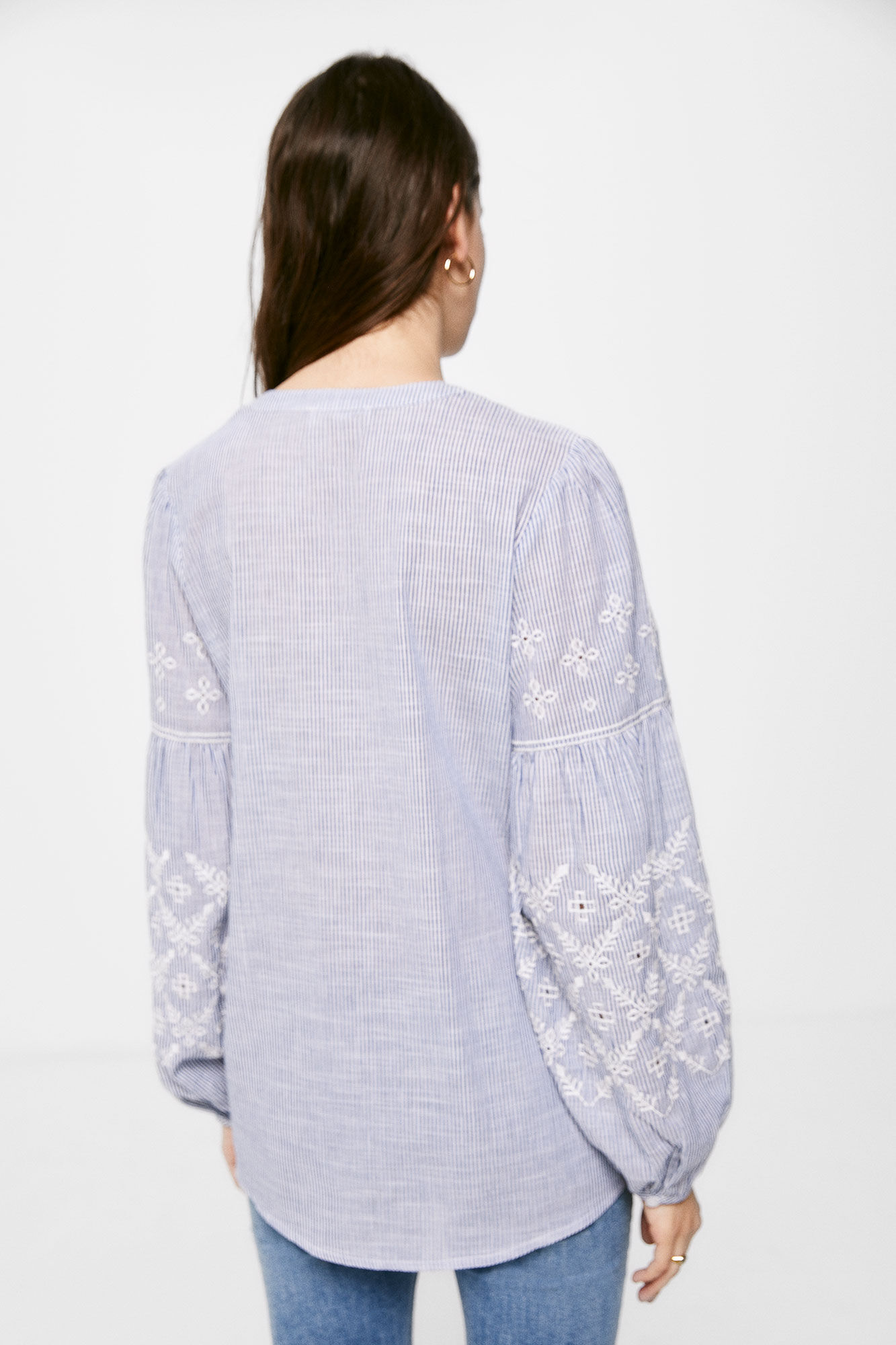 Blusa listrada bordada