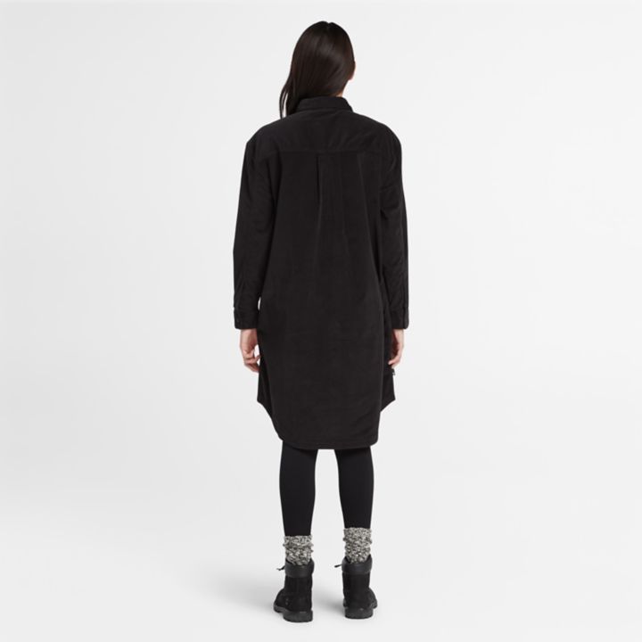 Vestido de veludo cotelê agulhado para mulheres na cor preta.