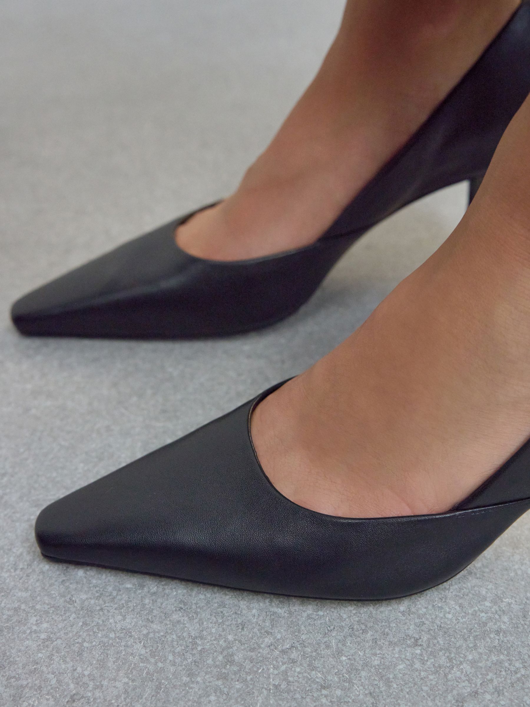 Zwart - Forever Comfort® leren pumps met puntneus en hak