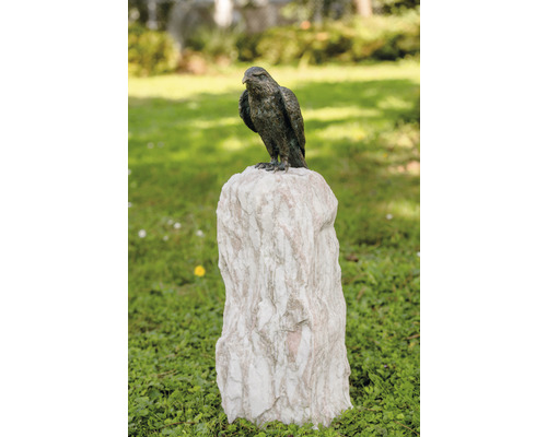 Bronzen beeld van een kleine rode wouw van Patrick Rottenecker