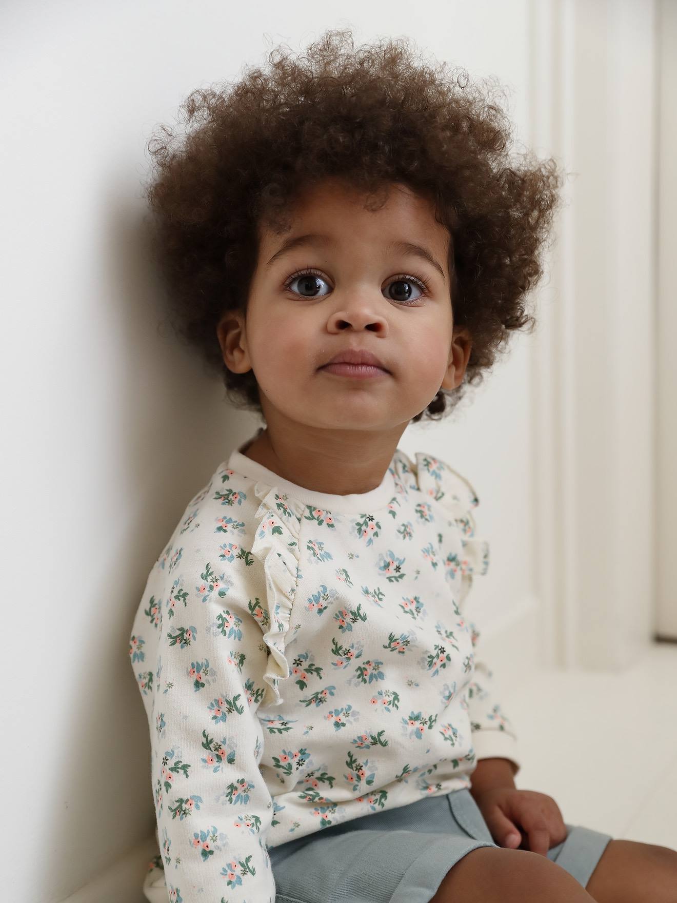 Moletom com babado e mensagem para bebê menina, estampa branca clara.