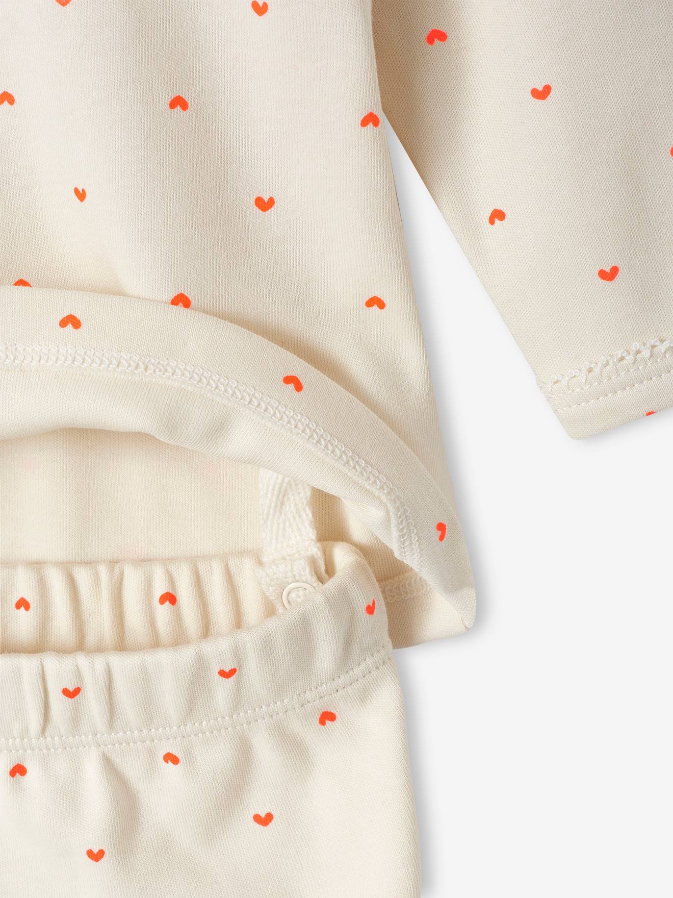 Conjunto com 2 macacões infantis com estampa de coração em tom natural.