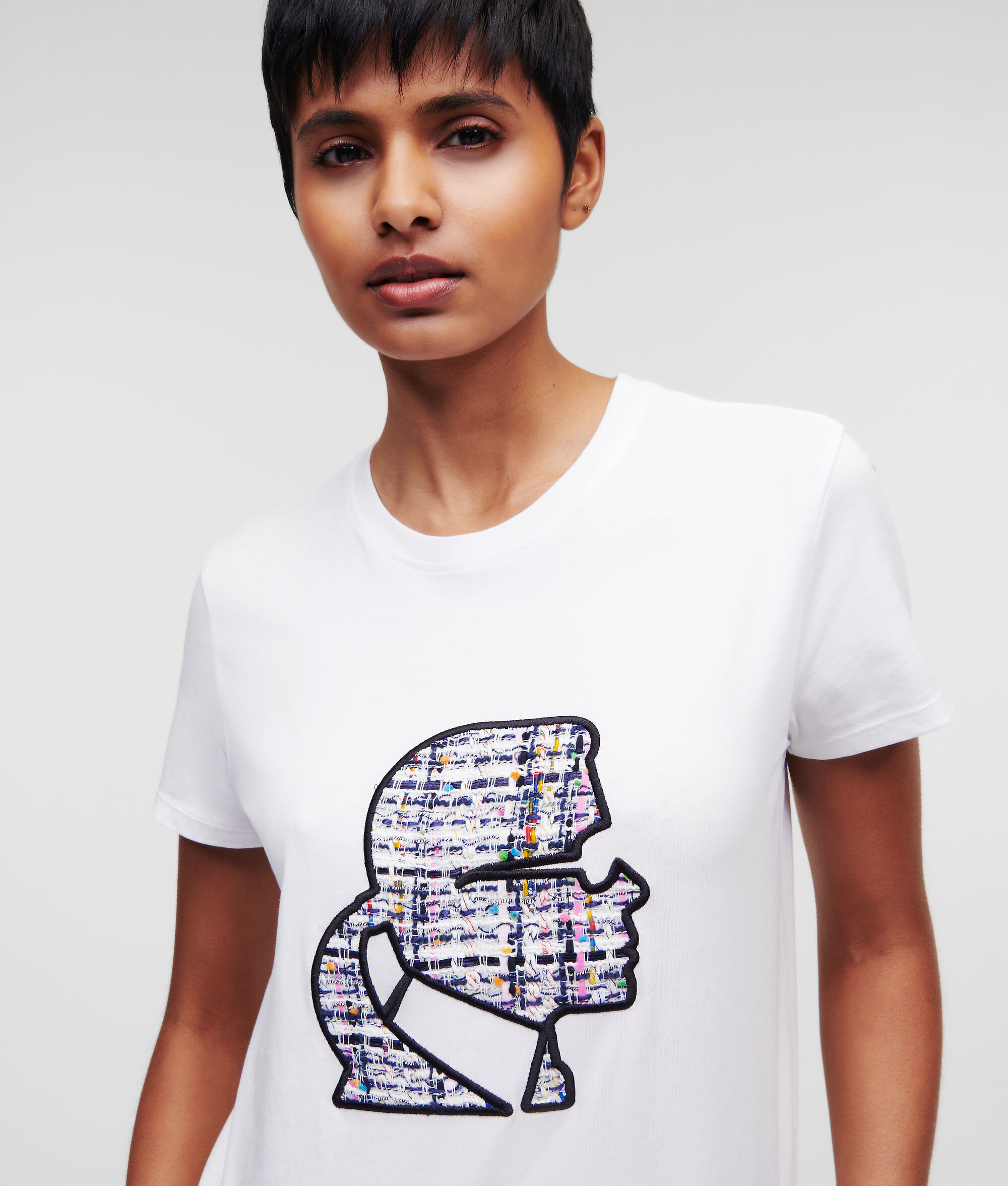 T-SHIRT MOTIF PROFIL KARL EN BOUCLÉ